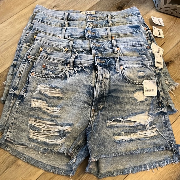 1 hour sale💥Free People, light stone, distressed jean shorts - Picture 2 of 8